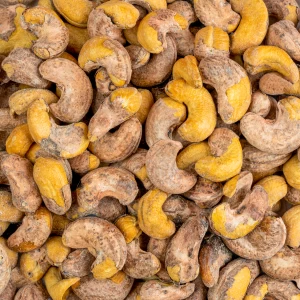 مغز بادام هندی 180باپوست نمکی